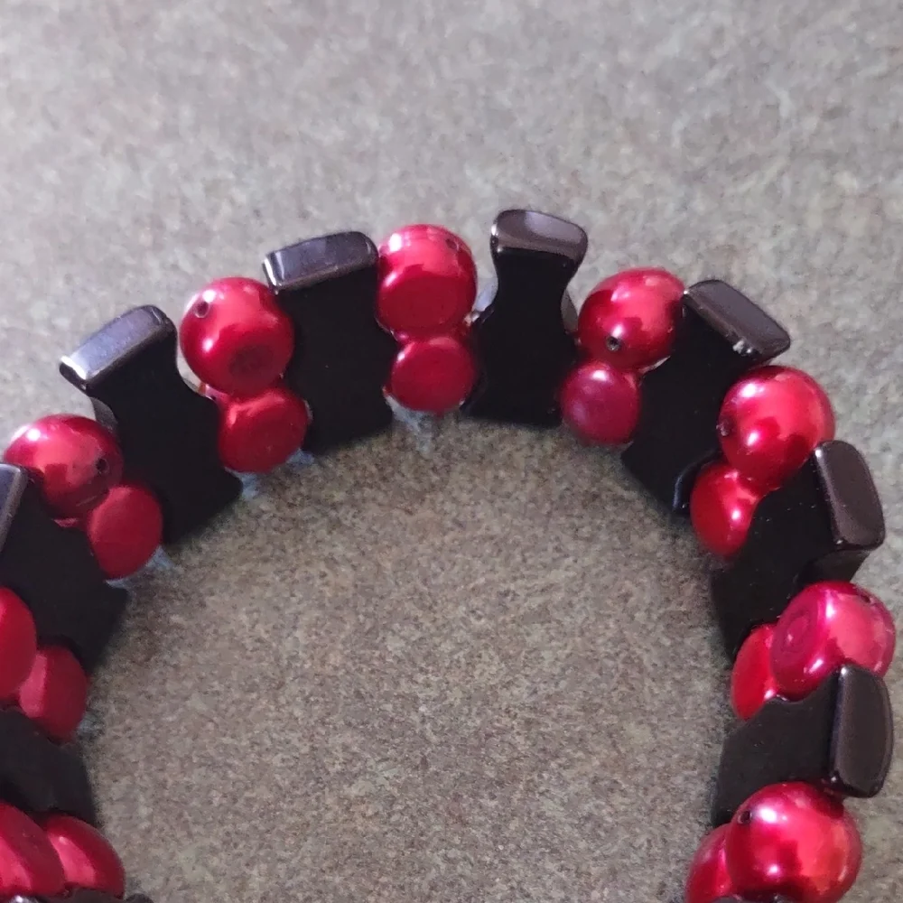 Elegant Black and Red Beaded Stretch Bracelet